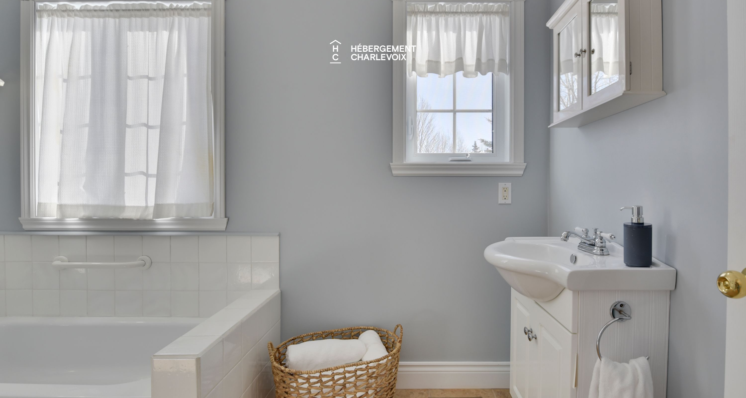 MAR-17 - Roof terrace with river view.